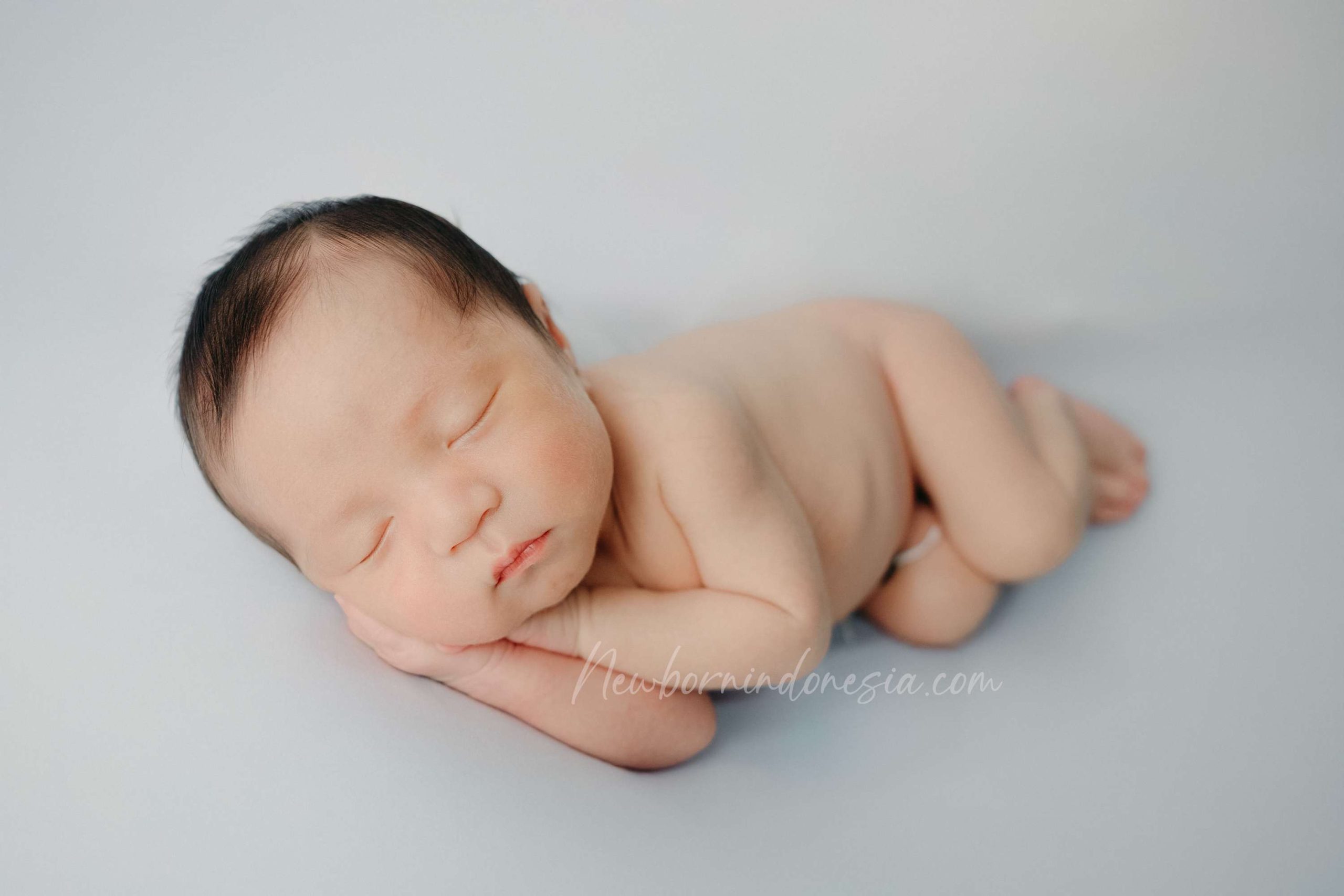 Pose Favorit untuk Foto Newborn Tanpa Properti